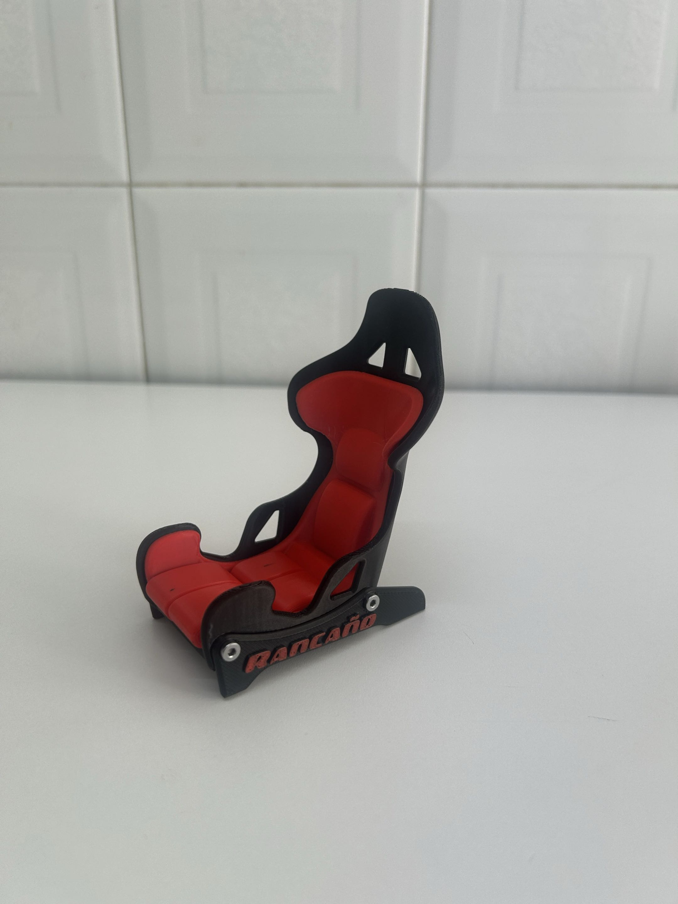 Baquet soporte de móvil en negro y rojo