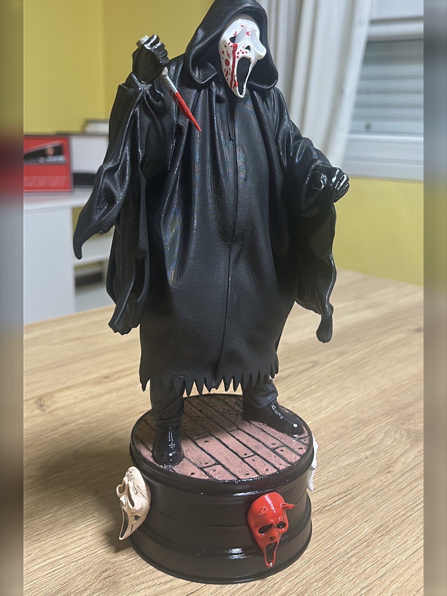 Figura Ghostface, máscara y cuchillo