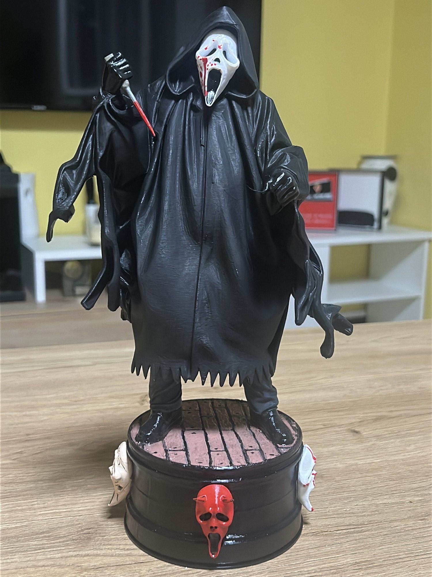 Figura Ghostface pintada a mano