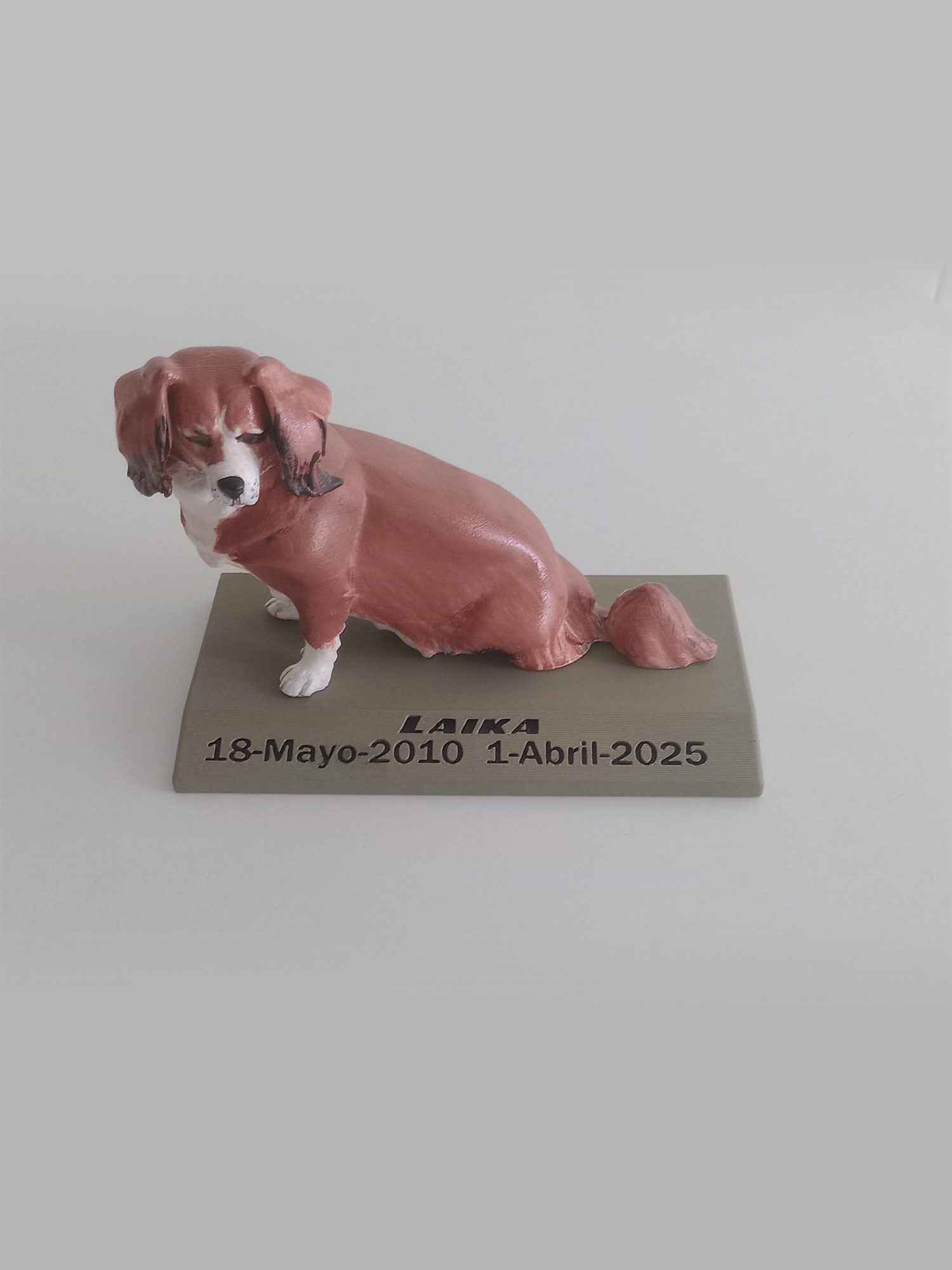 Figura personalizada de un perro con placa