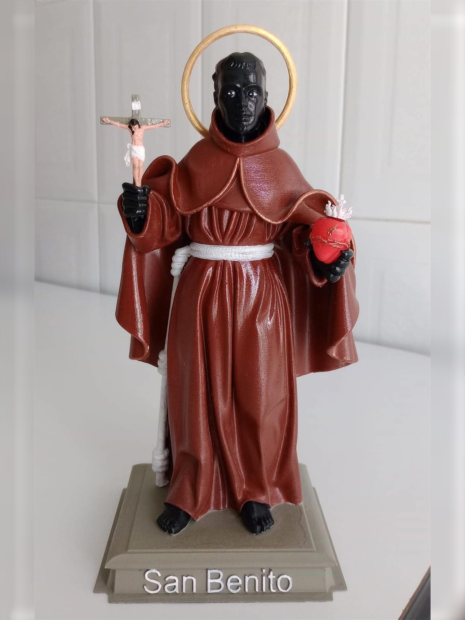 Figura de San Benito pintada a mano